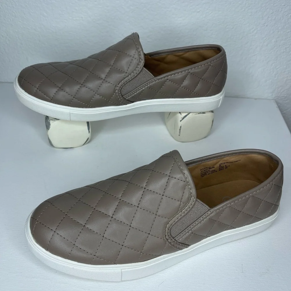 Mountain Sole Women's Slip On Sneaker Comfort Shoes Quilted Faux Leather Size 9